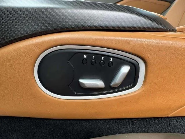 Aston Martin Vantage photo 24