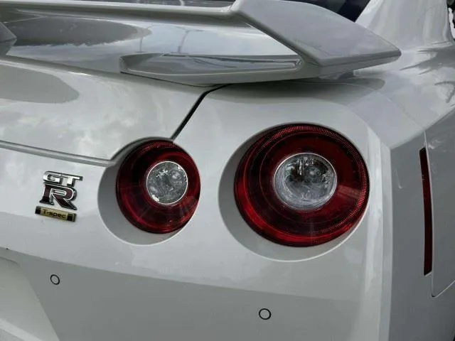 Nissan GT-R photo 18