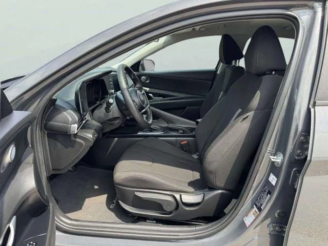 Hyundai Elantra photo 18