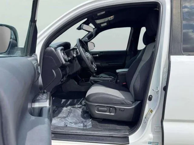 Toyota Tacoma photo 18