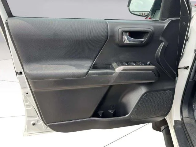 Toyota Tacoma photo 19
