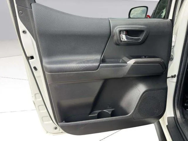 Toyota Tacoma photo 37