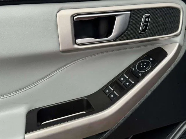 Ford Explorer photo 19
