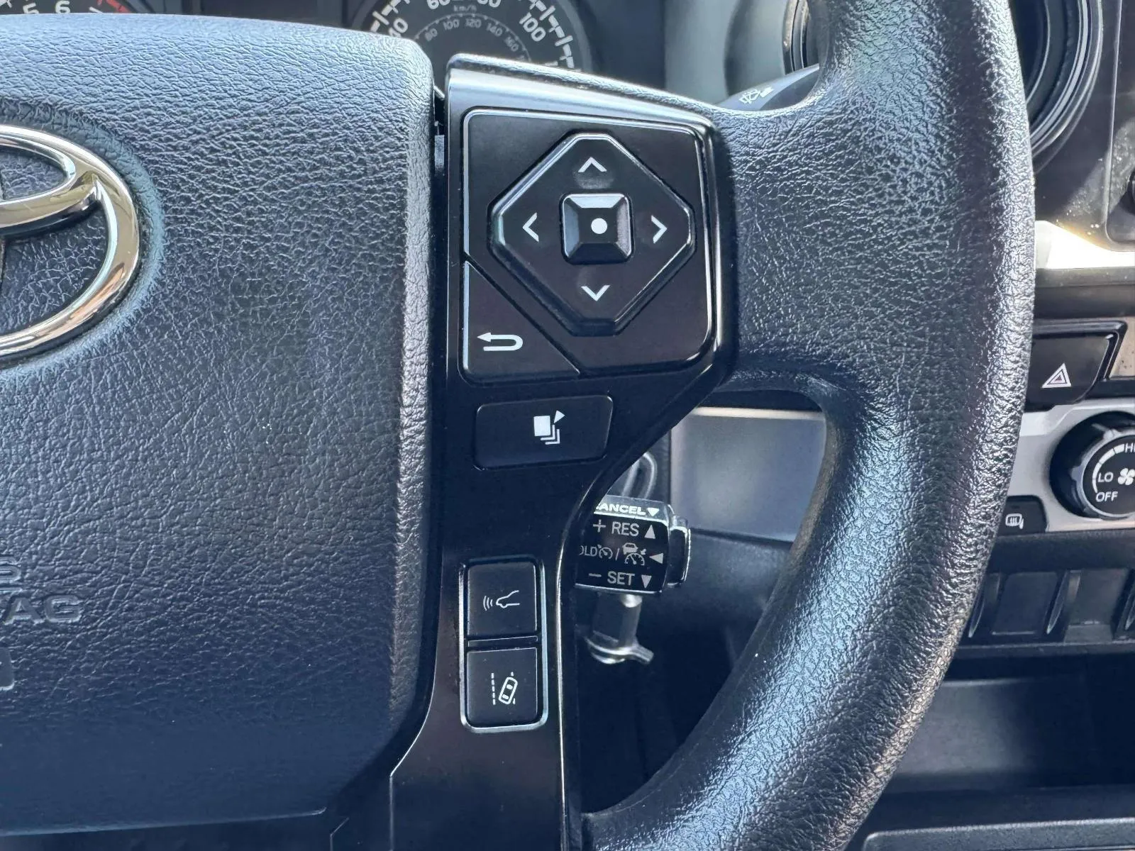 Toyota Tacoma photo 30