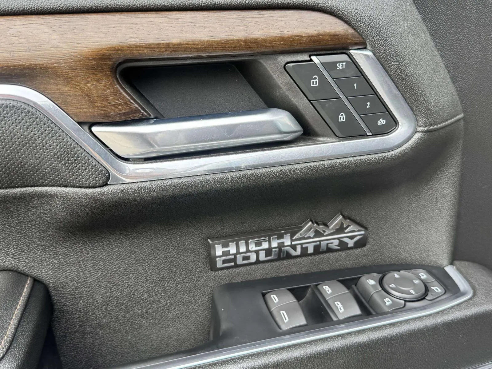 Chevrolet Silverado photo 24