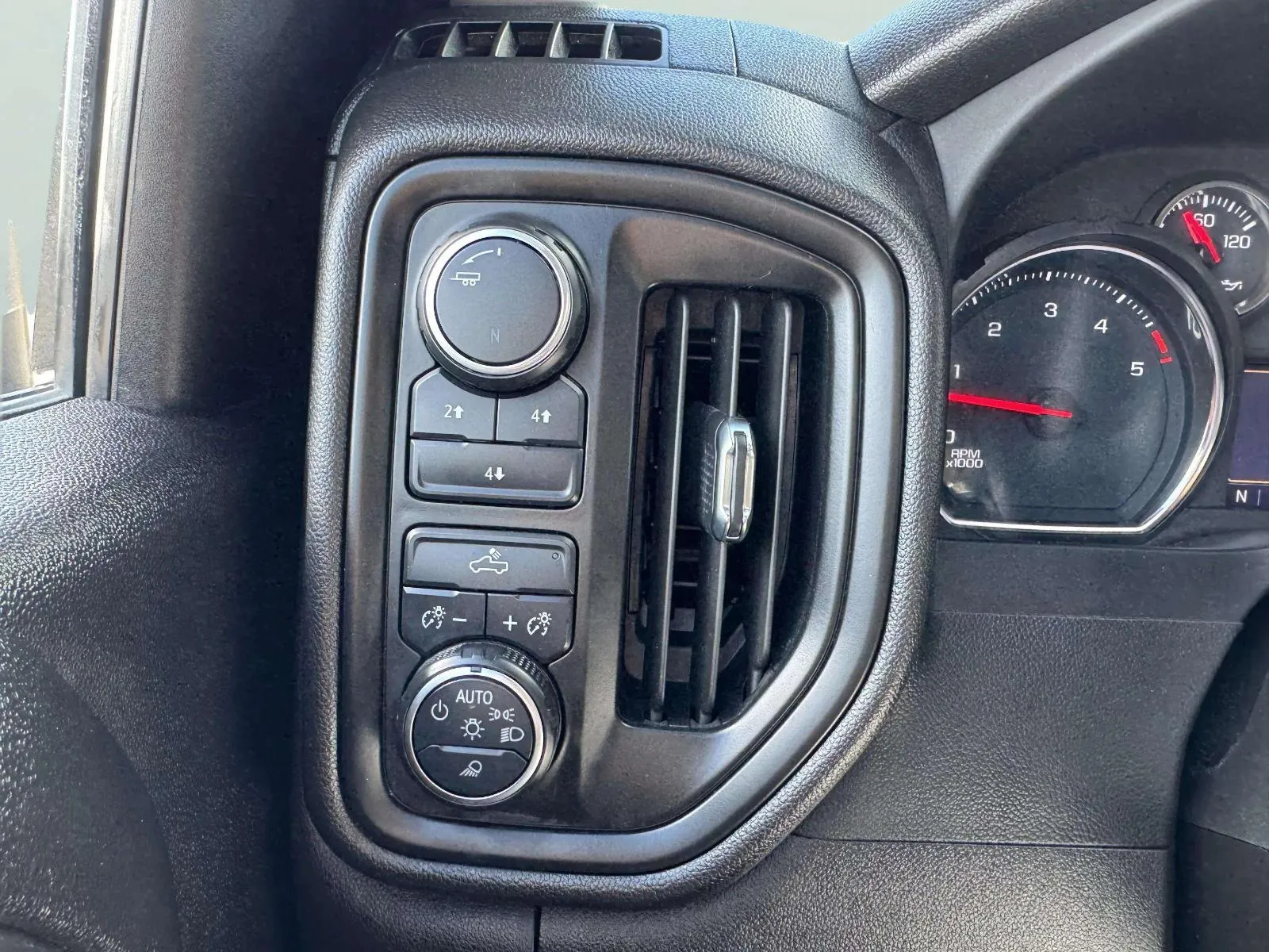 Chevrolet Silverado photo 15