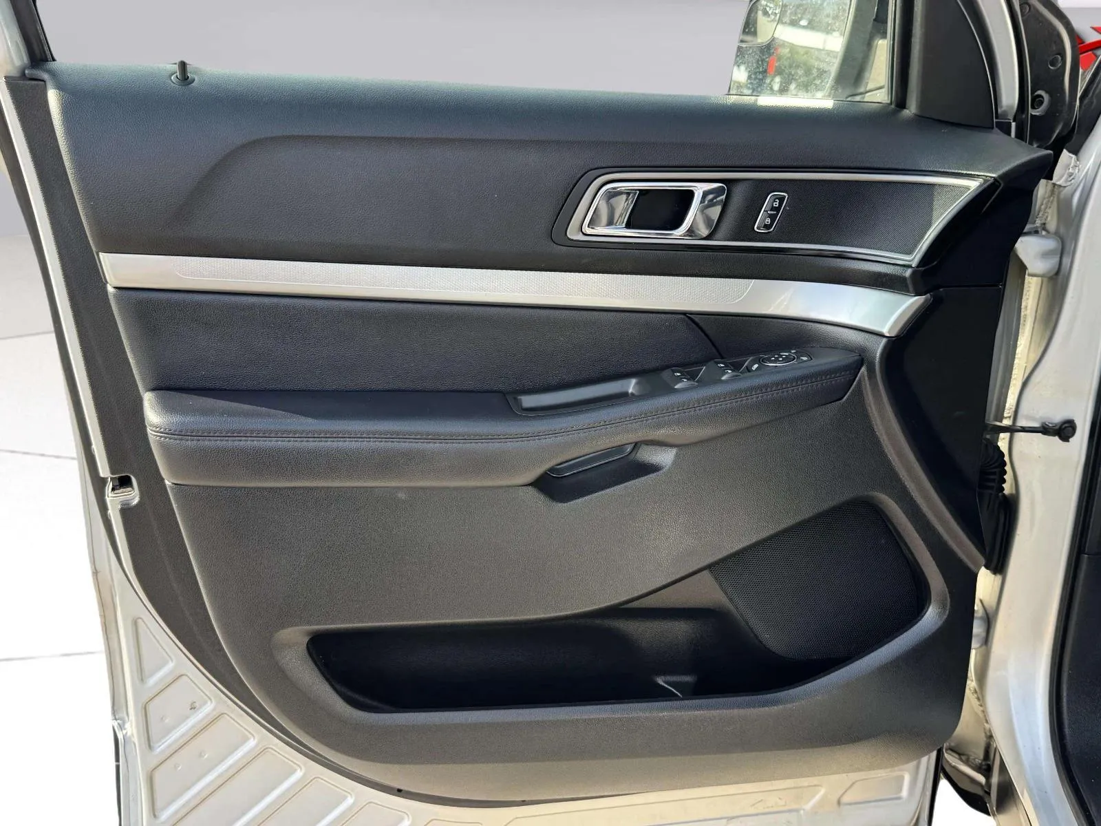 Ford Explorer photo 11