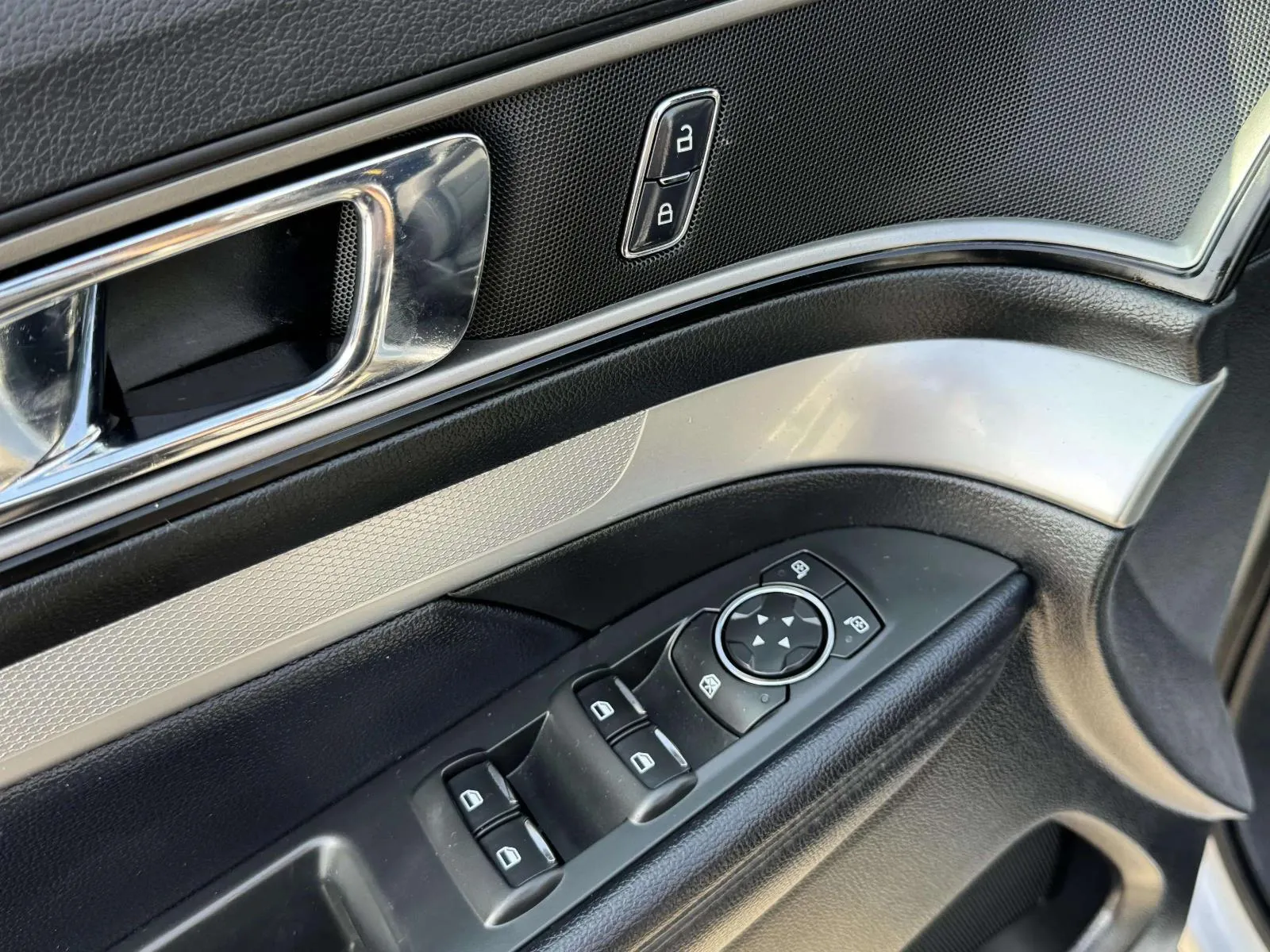 Ford Explorer photo 12