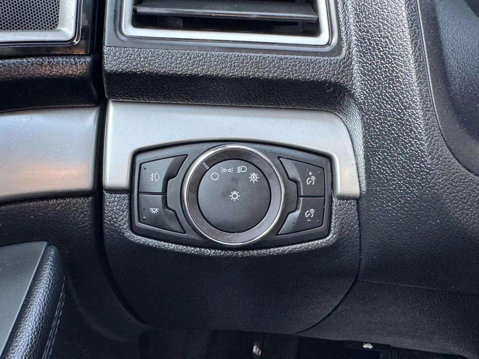 Ford Explorer photo 16