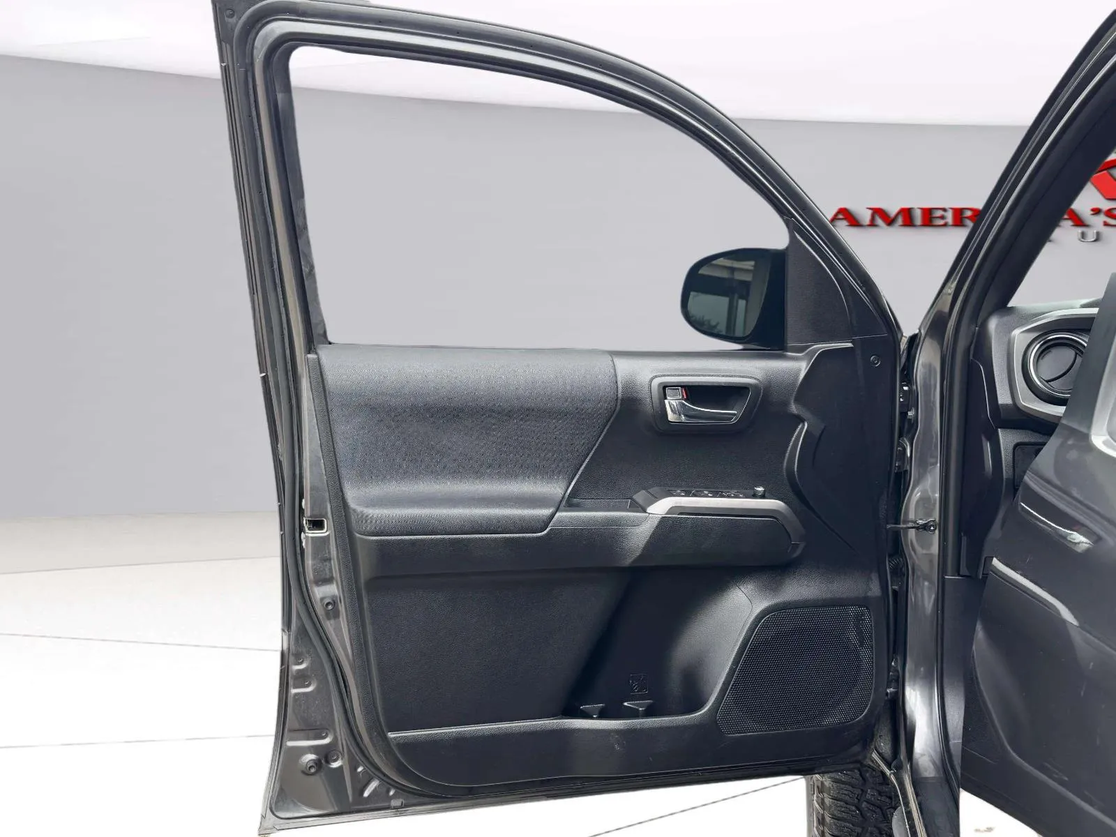 Toyota Tacoma photo 11