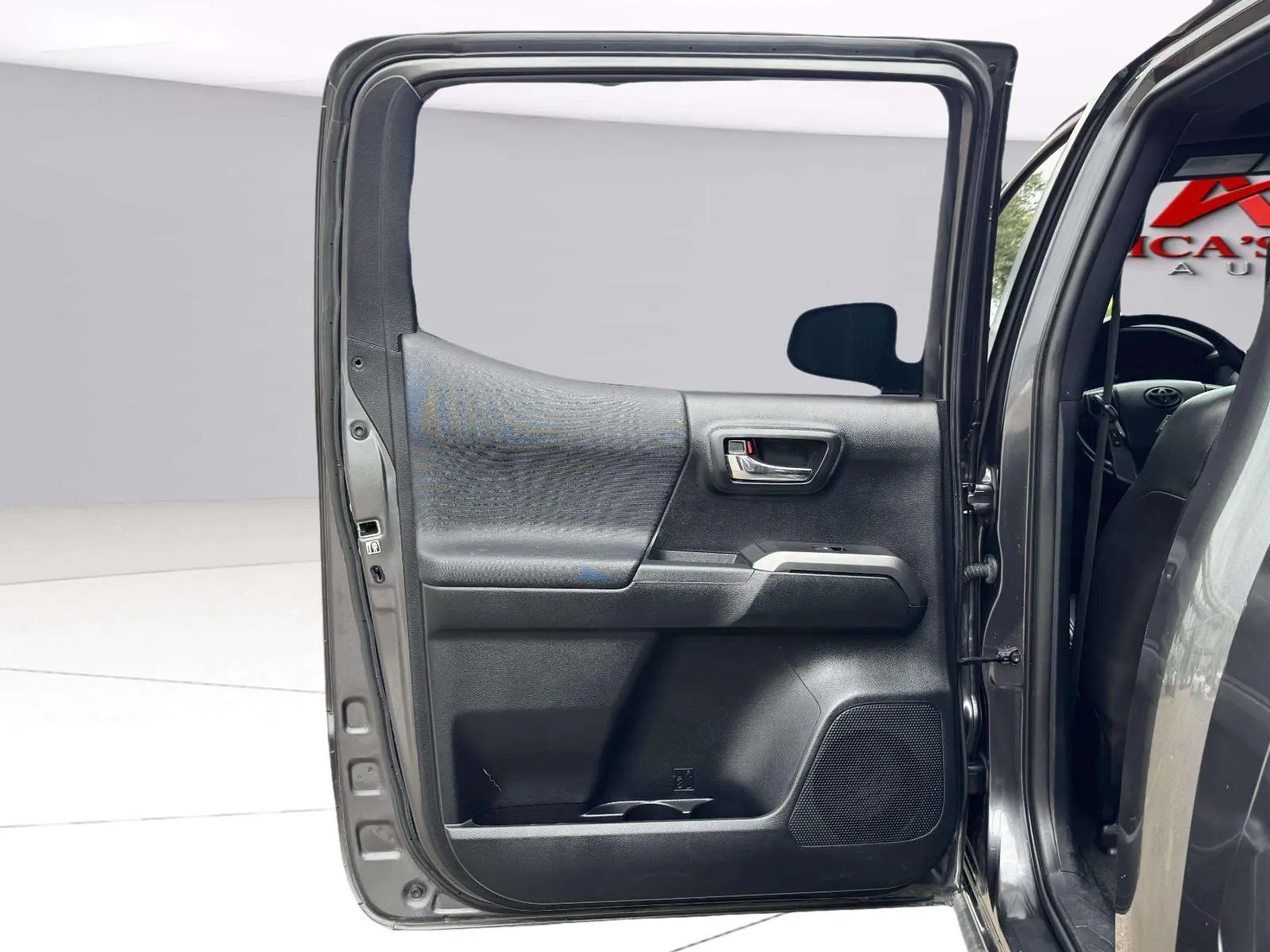 Toyota Tacoma photo 28