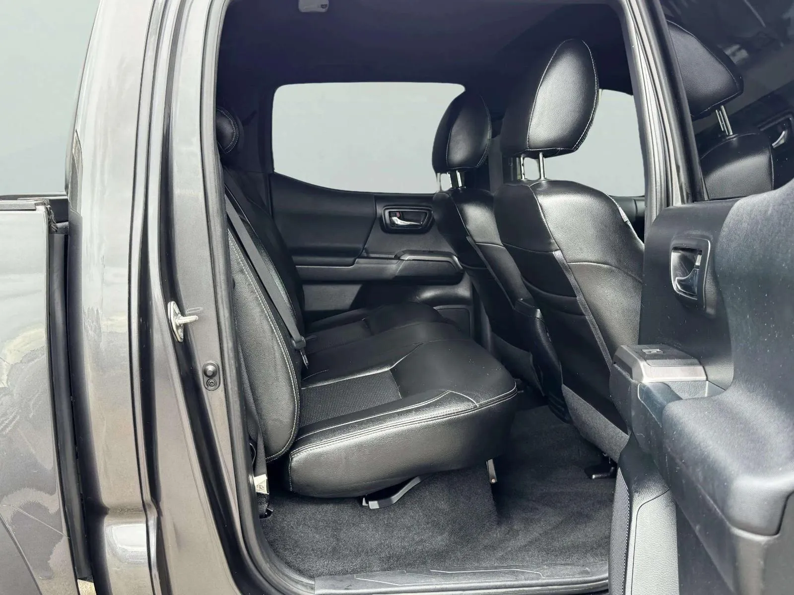 Toyota Tacoma photo 36