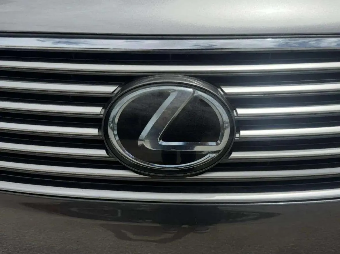Lexus LS photo 12