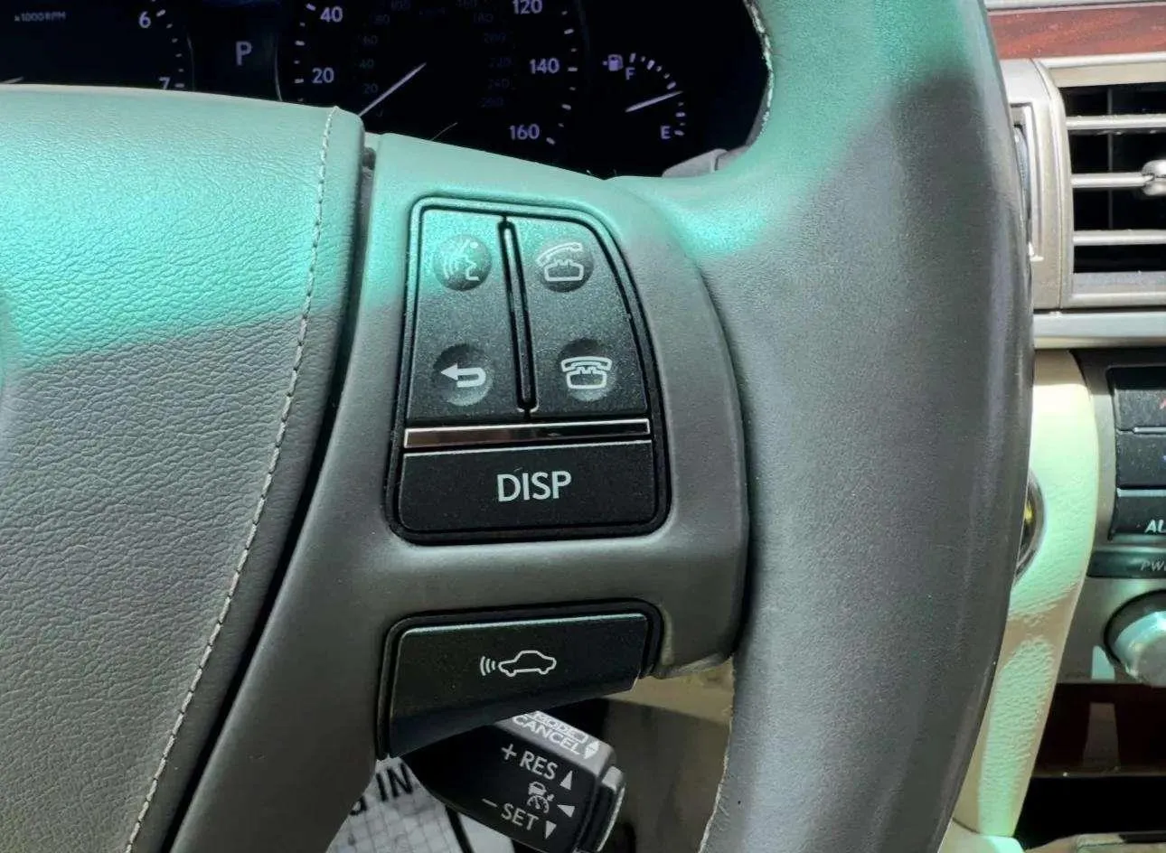 Lexus LS photo 30