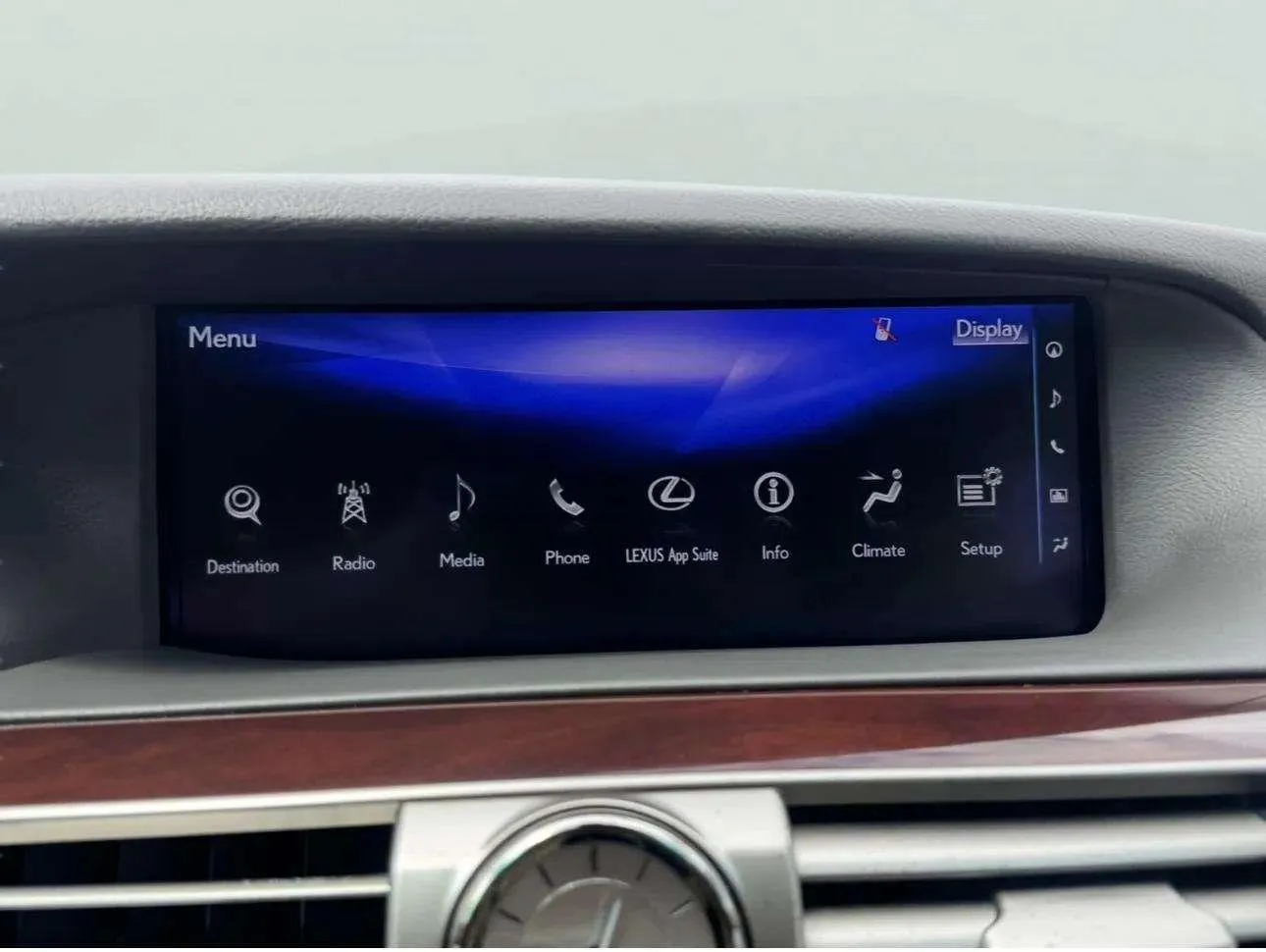 Lexus LS photo 32