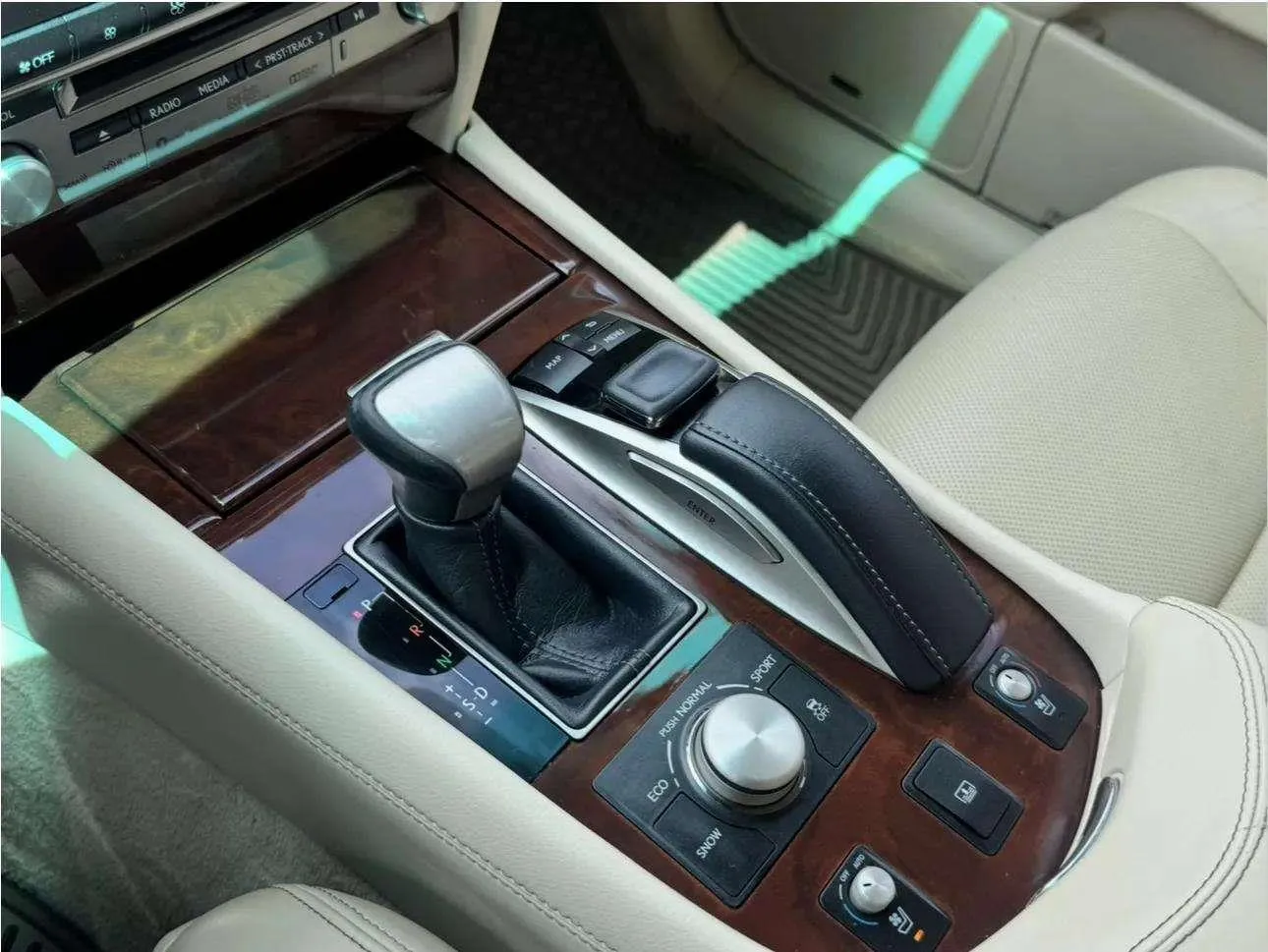 Lexus LS photo 35