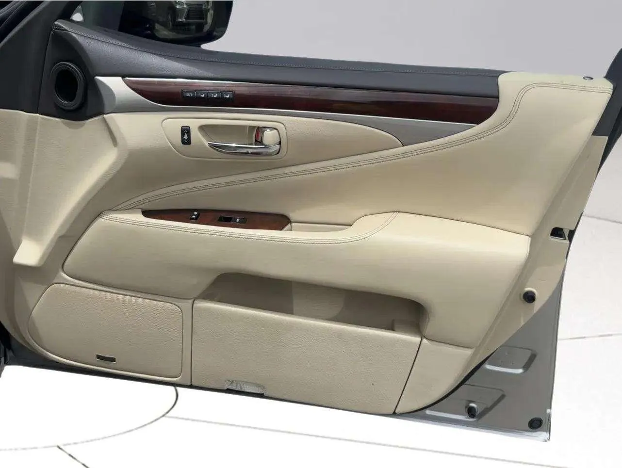 Lexus LS photo 53