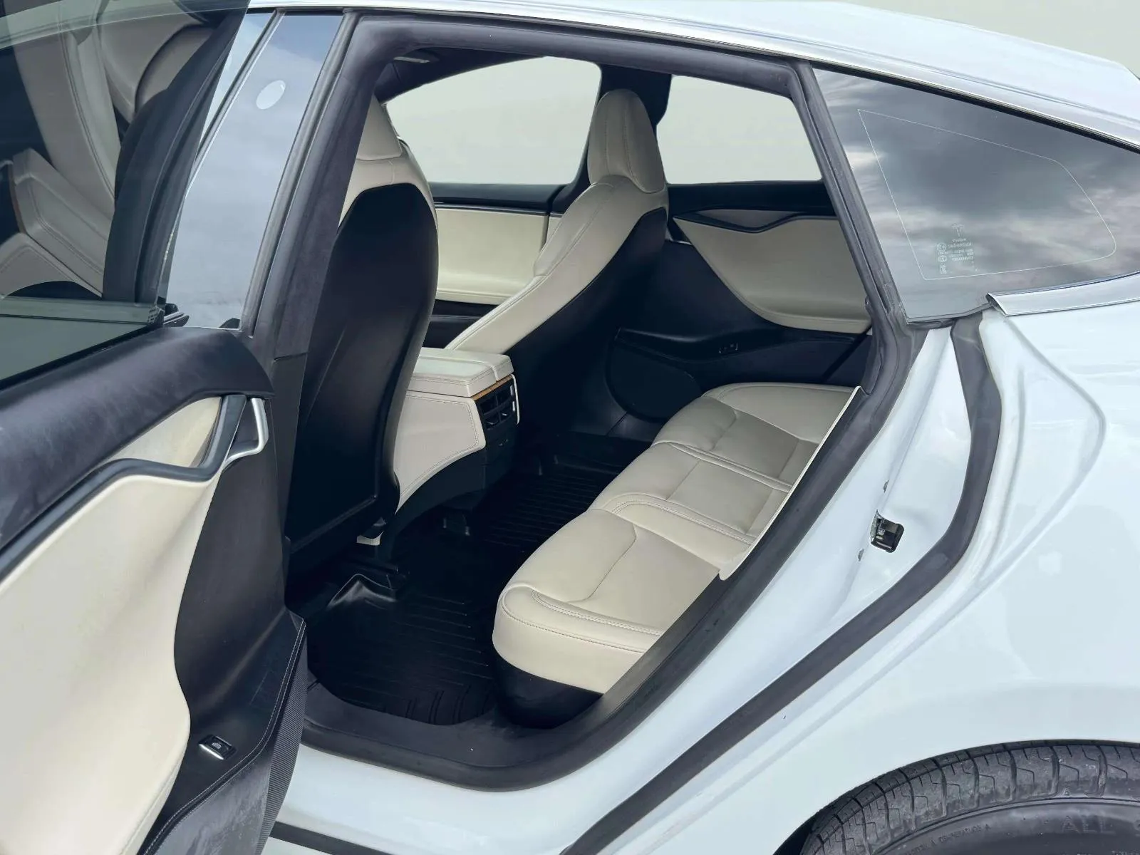Tesla Model S photo 28