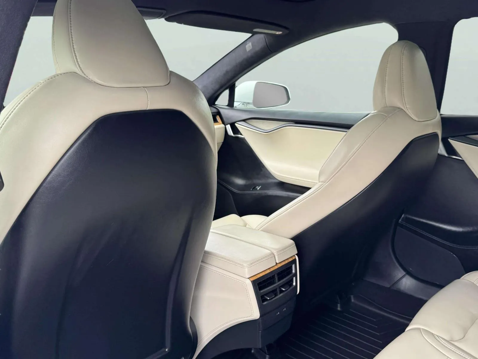 Tesla Model S photo 31