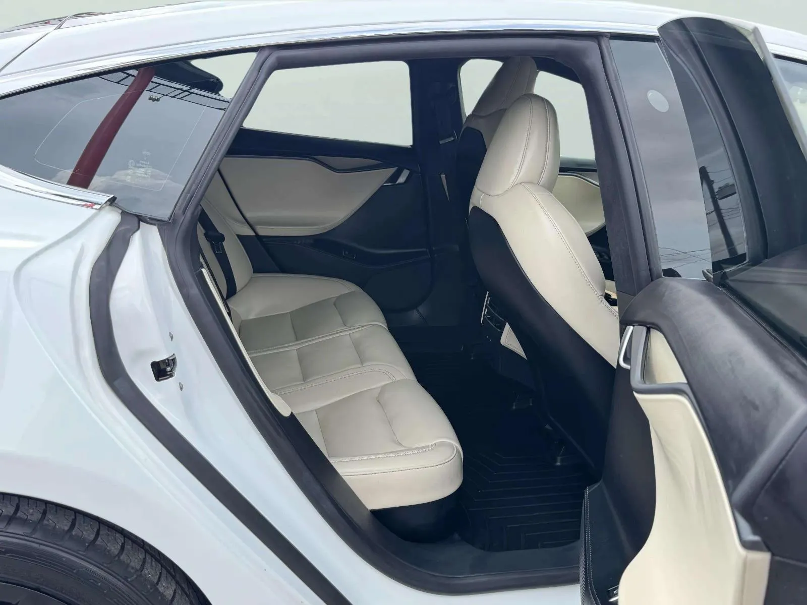 Tesla Model S photo 36