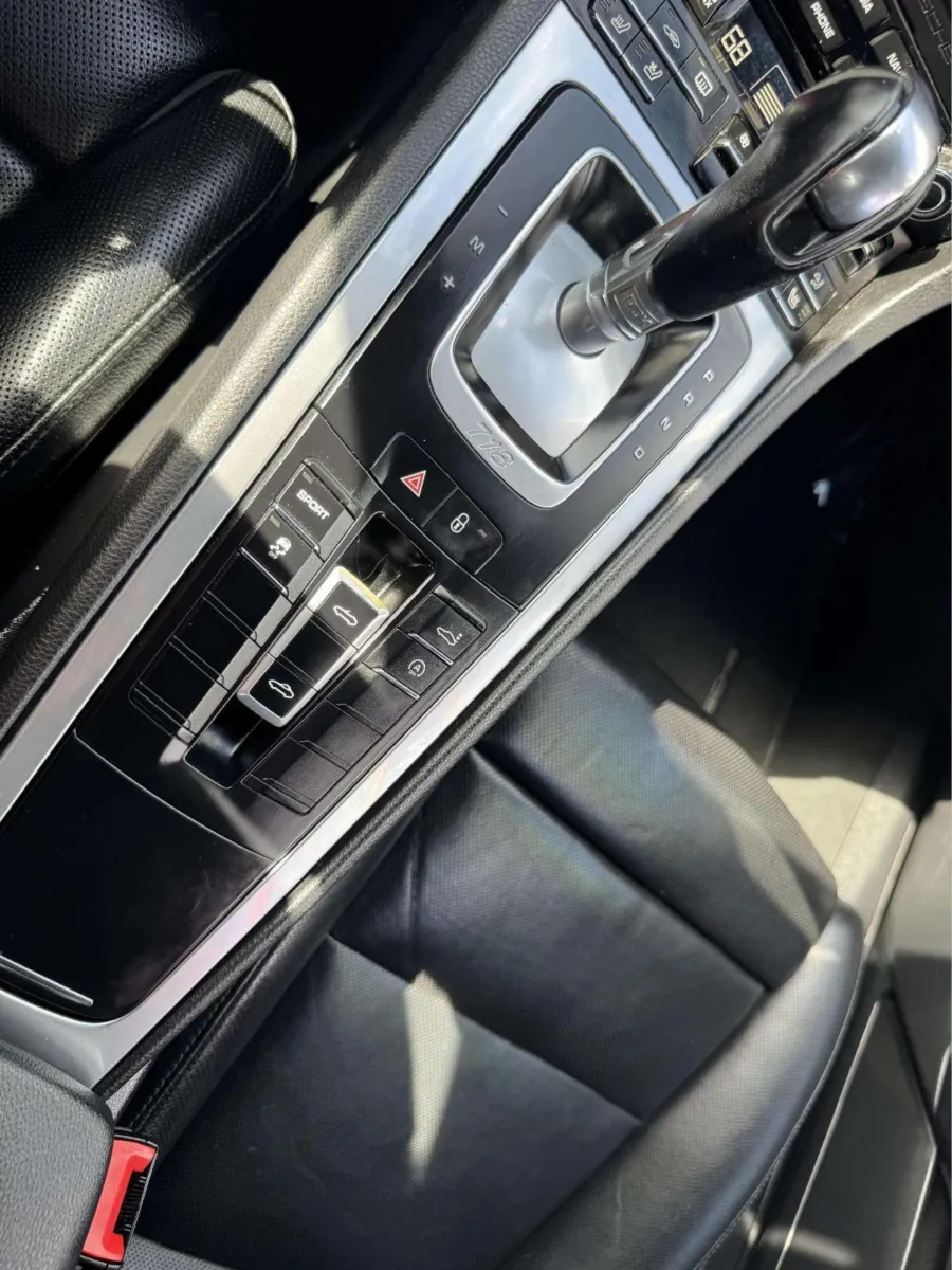 2018 Porsche 718 35