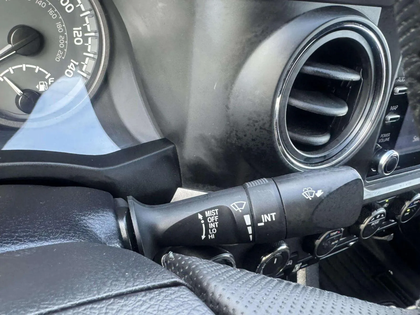 Toyota Tacoma photo 28