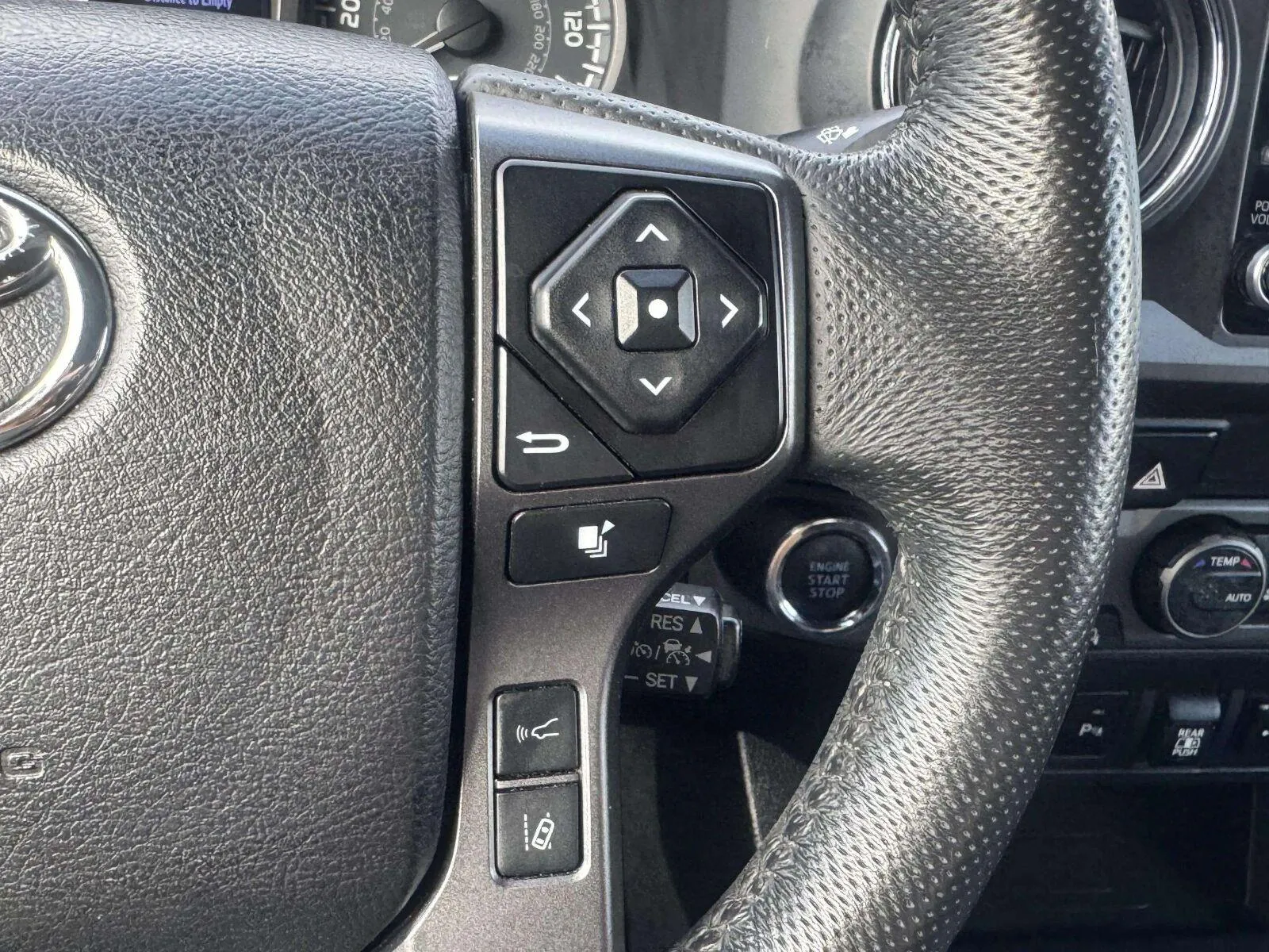 Toyota Tacoma photo 31