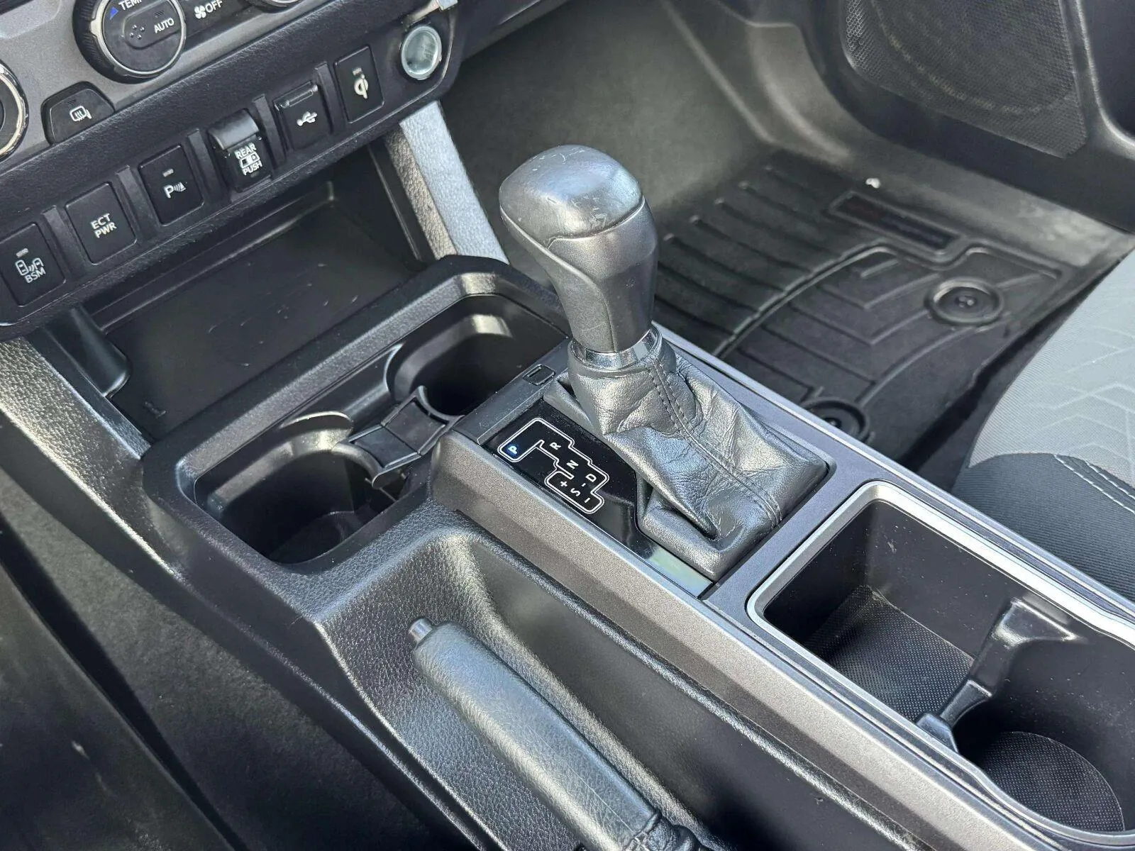 Toyota Tacoma photo 36