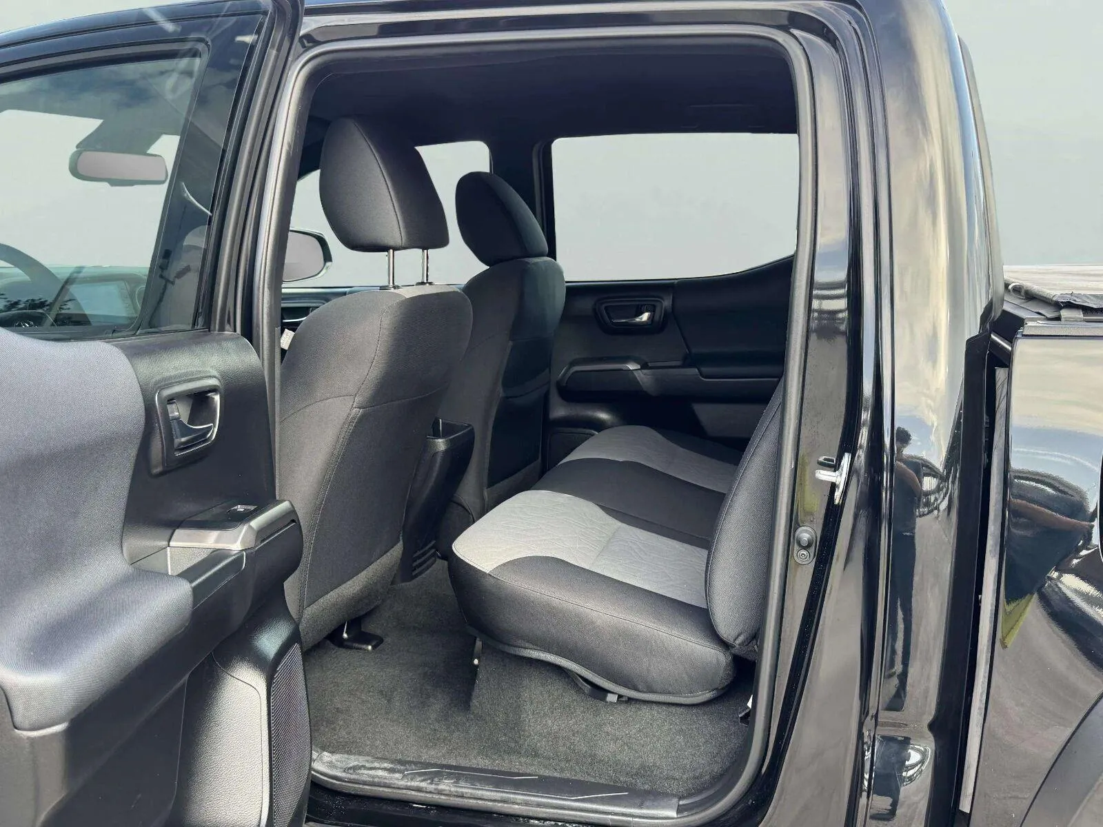Toyota Tacoma photo 38