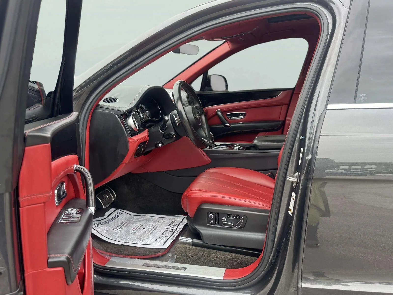 Bentley Bentayga photo 18