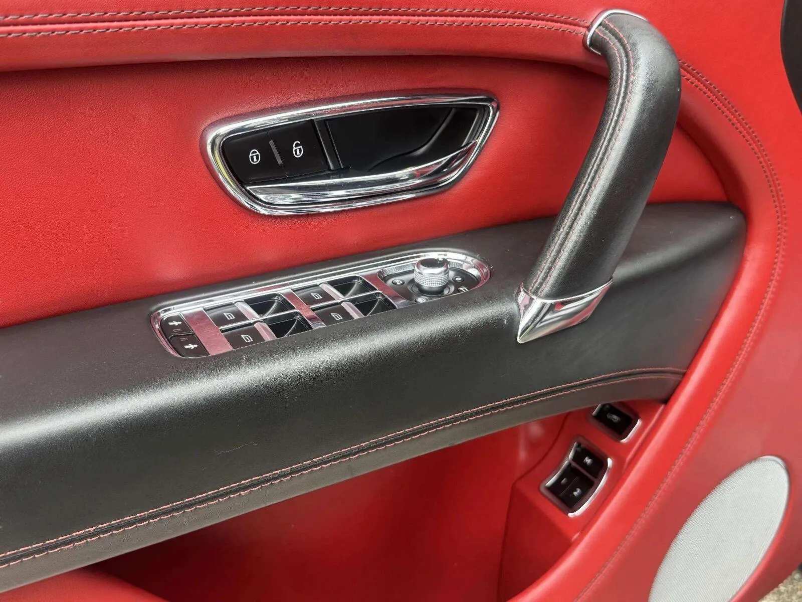 Bentley Bentayga photo 21