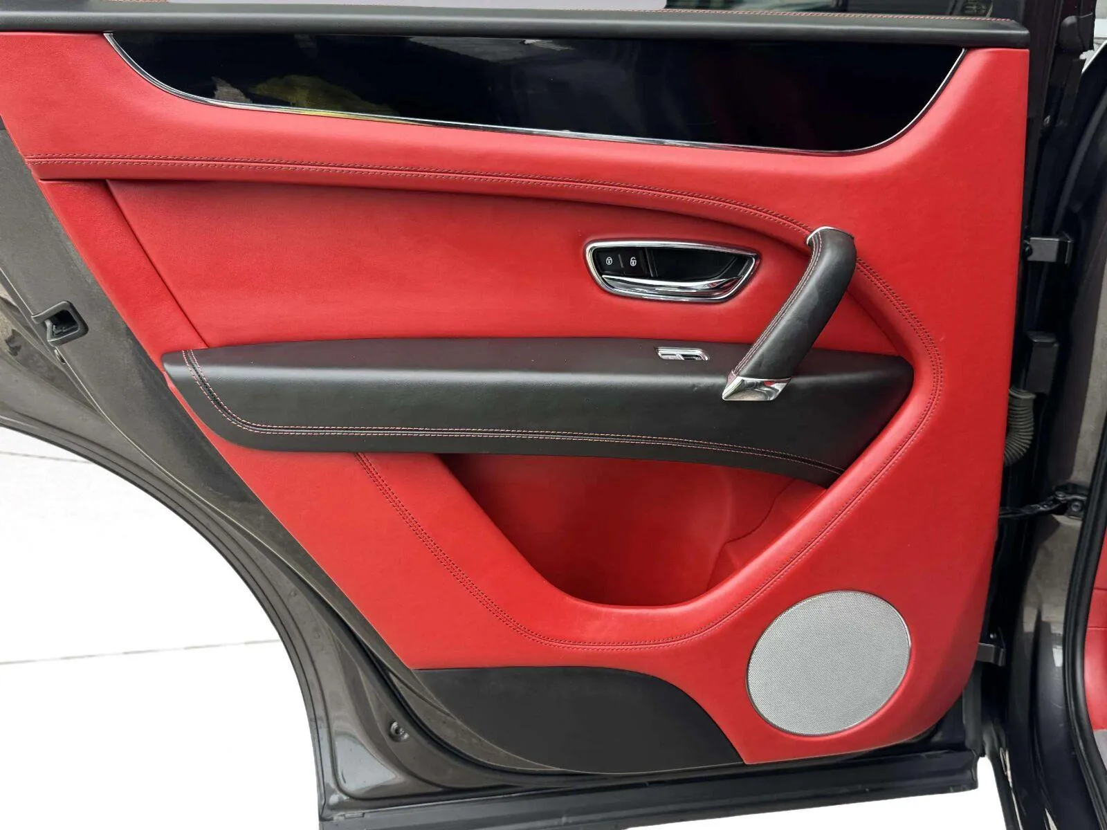 Bentley Bentayga photo 51