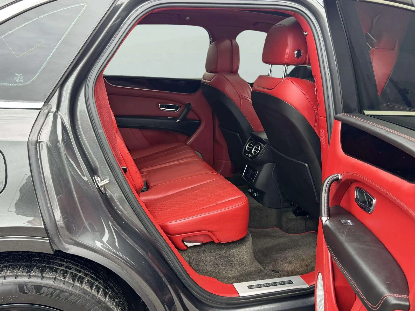 Bentley Bentayga photo 62