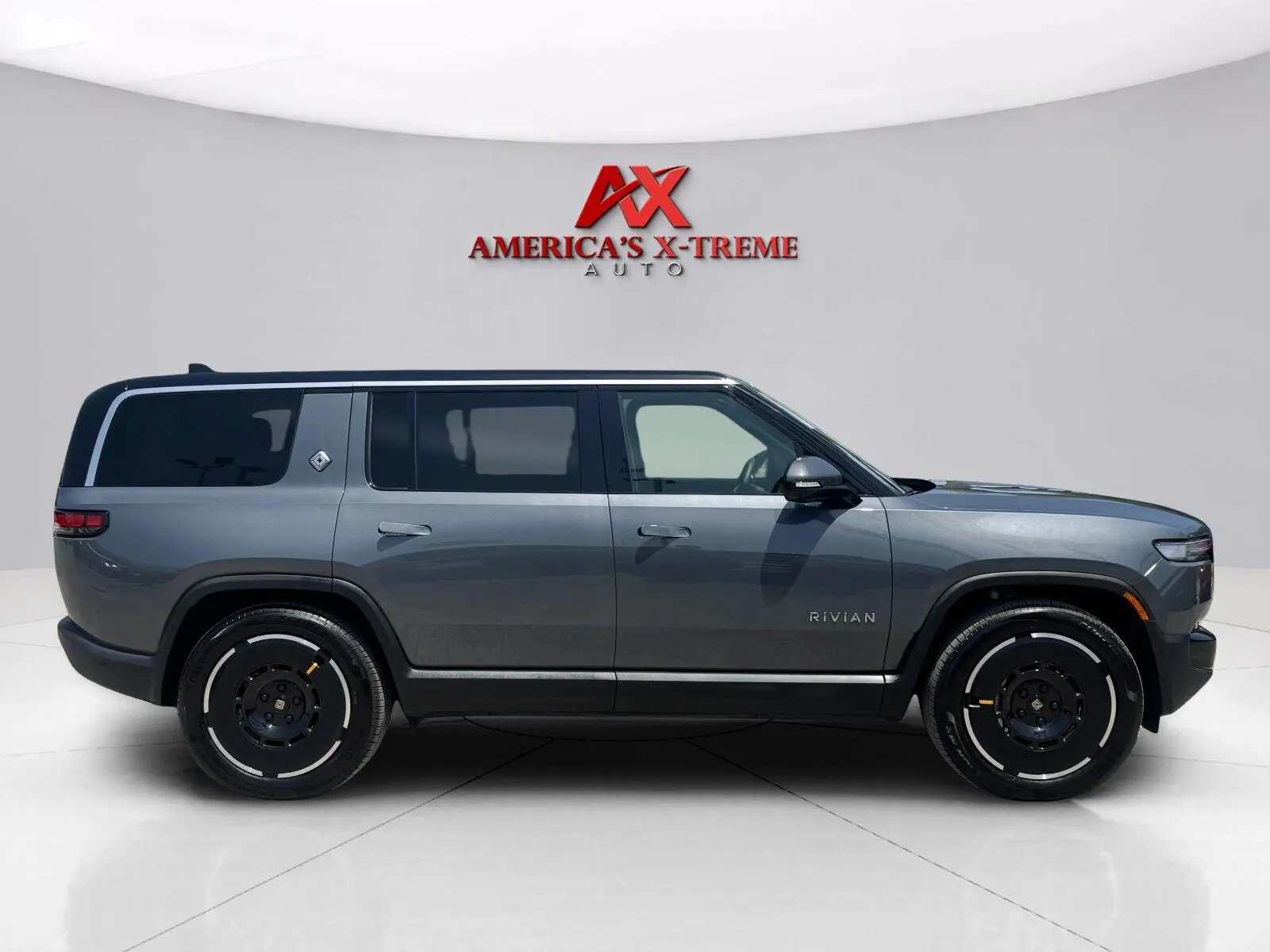 Rivian R1S photo 7