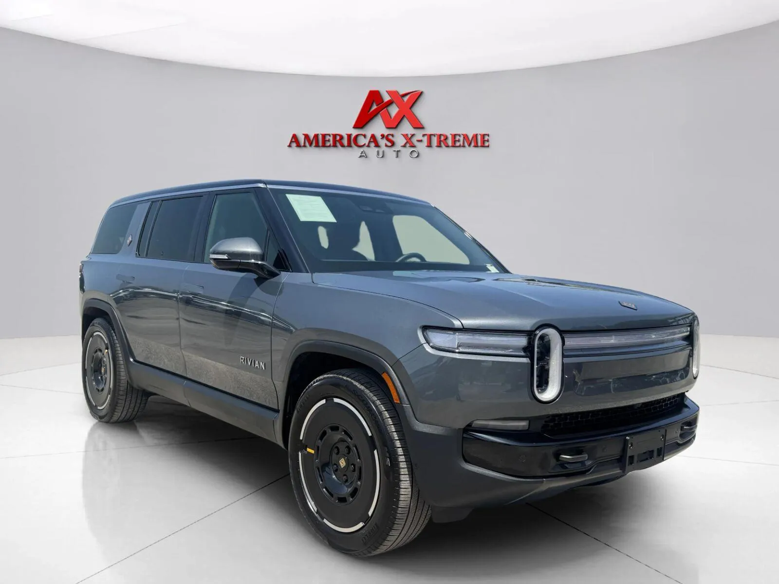 Rivian R1S photo 8
