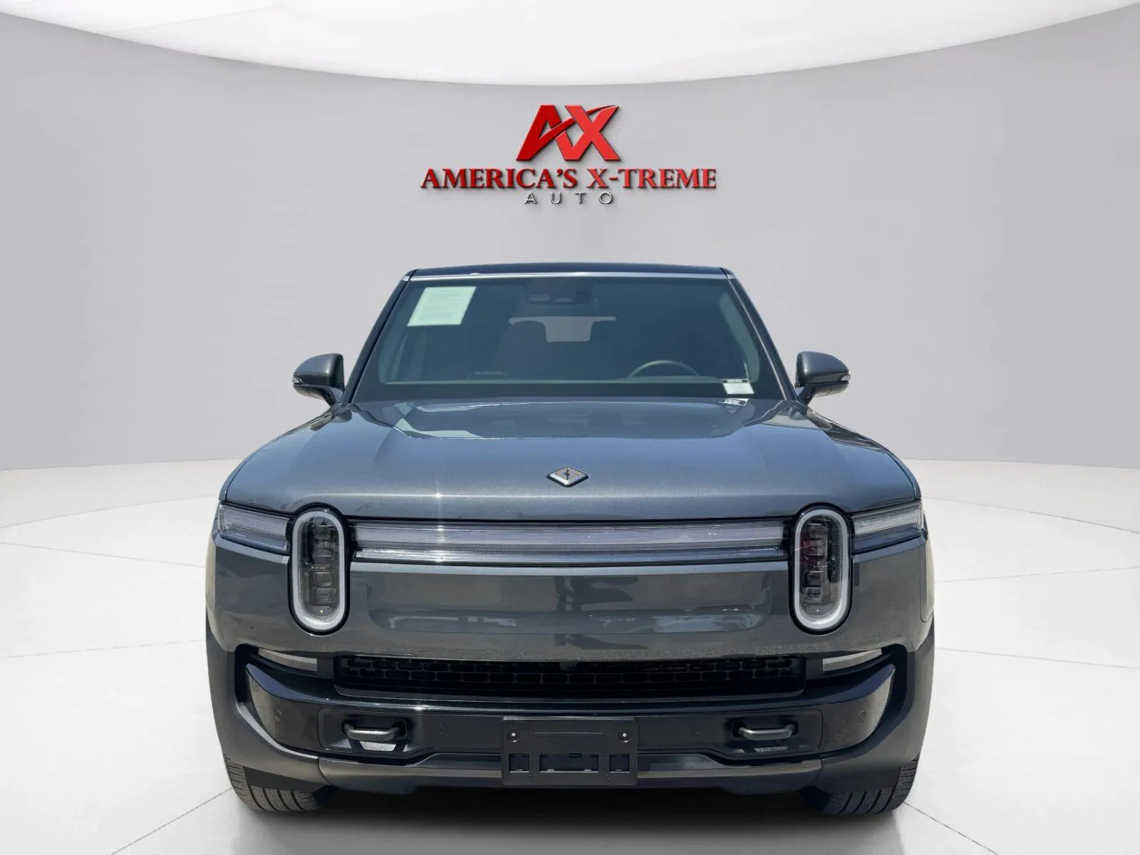 Rivian R1S photo 9