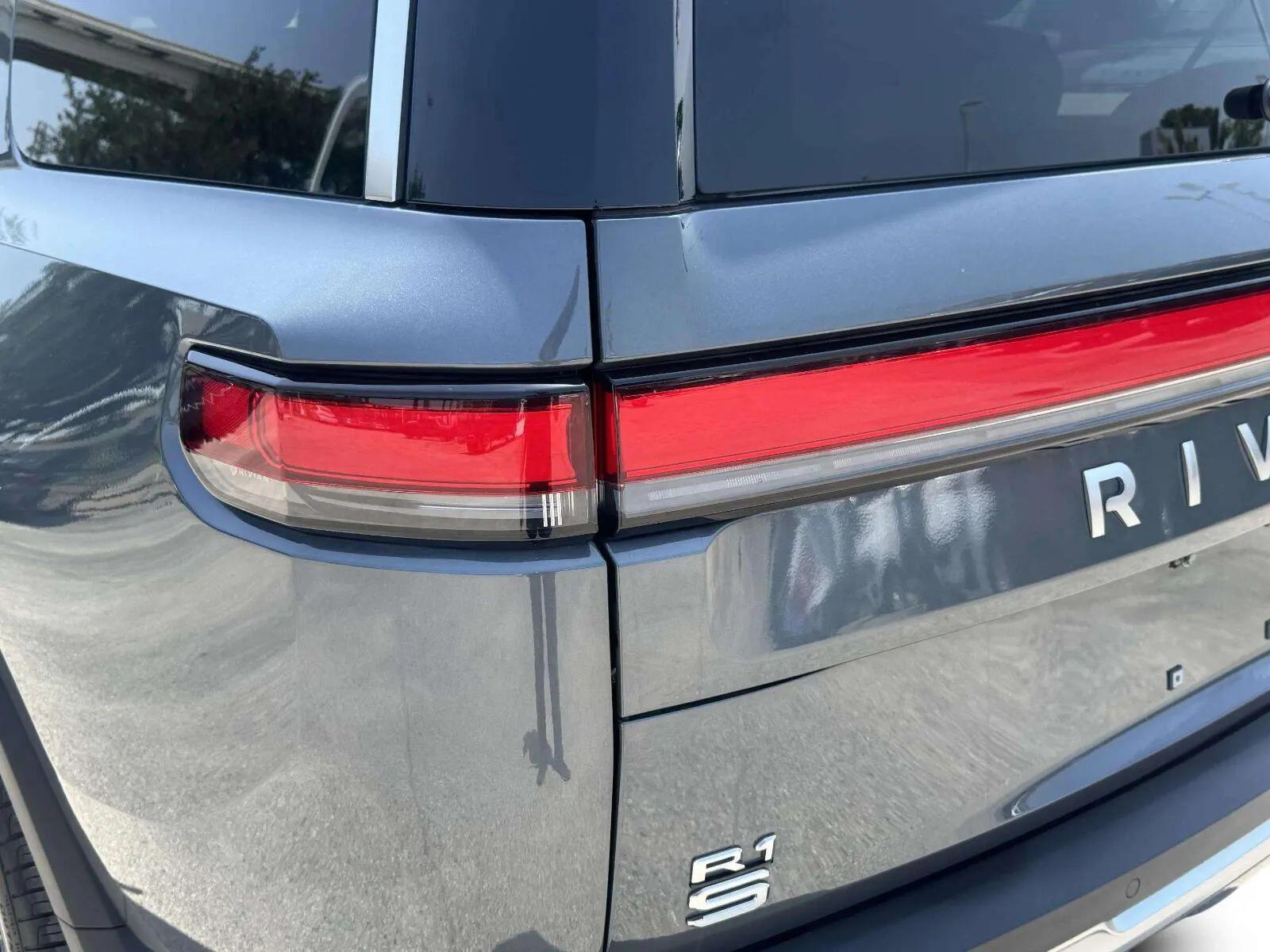 Rivian R1S photo 15