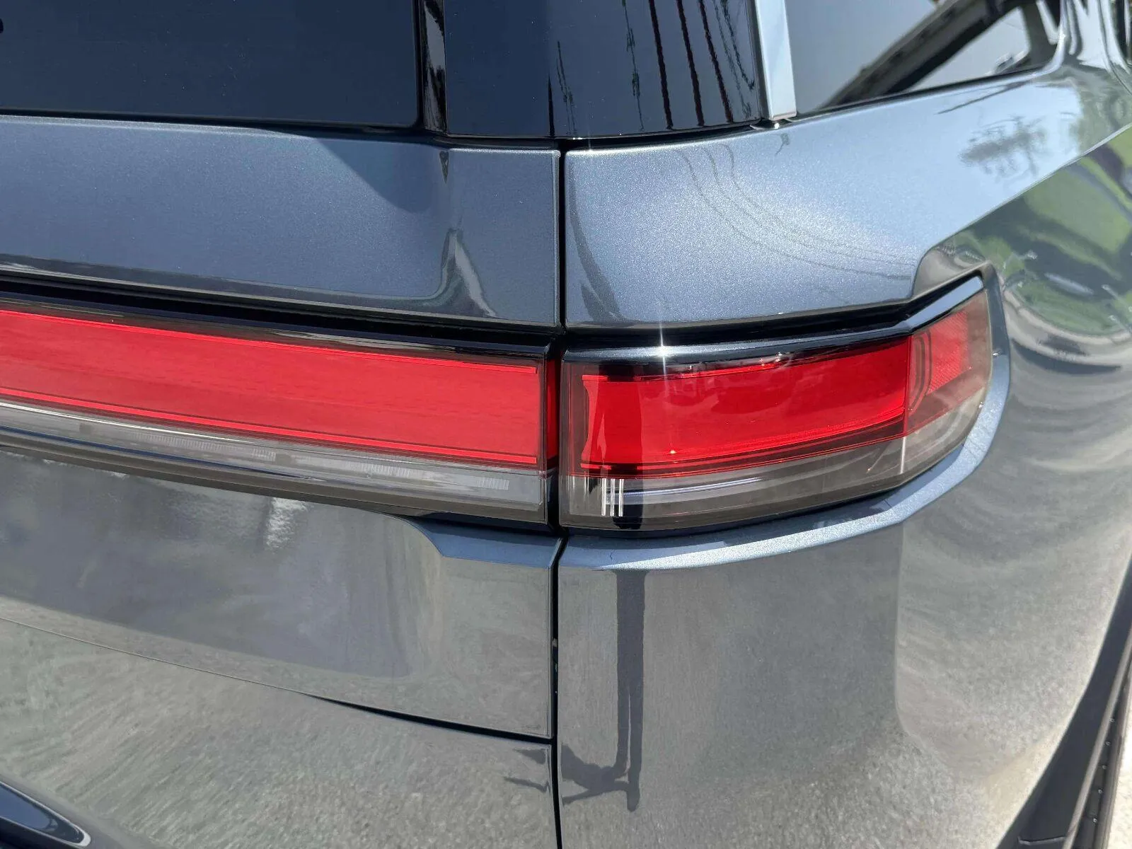 Rivian R1S photo 17