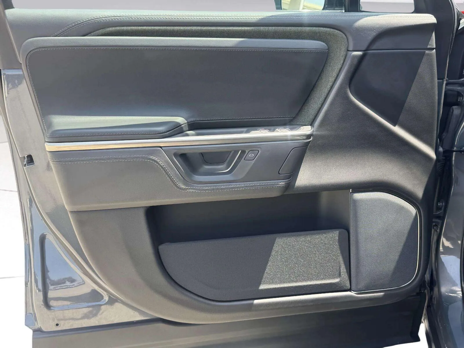 Rivian R1S photo 19