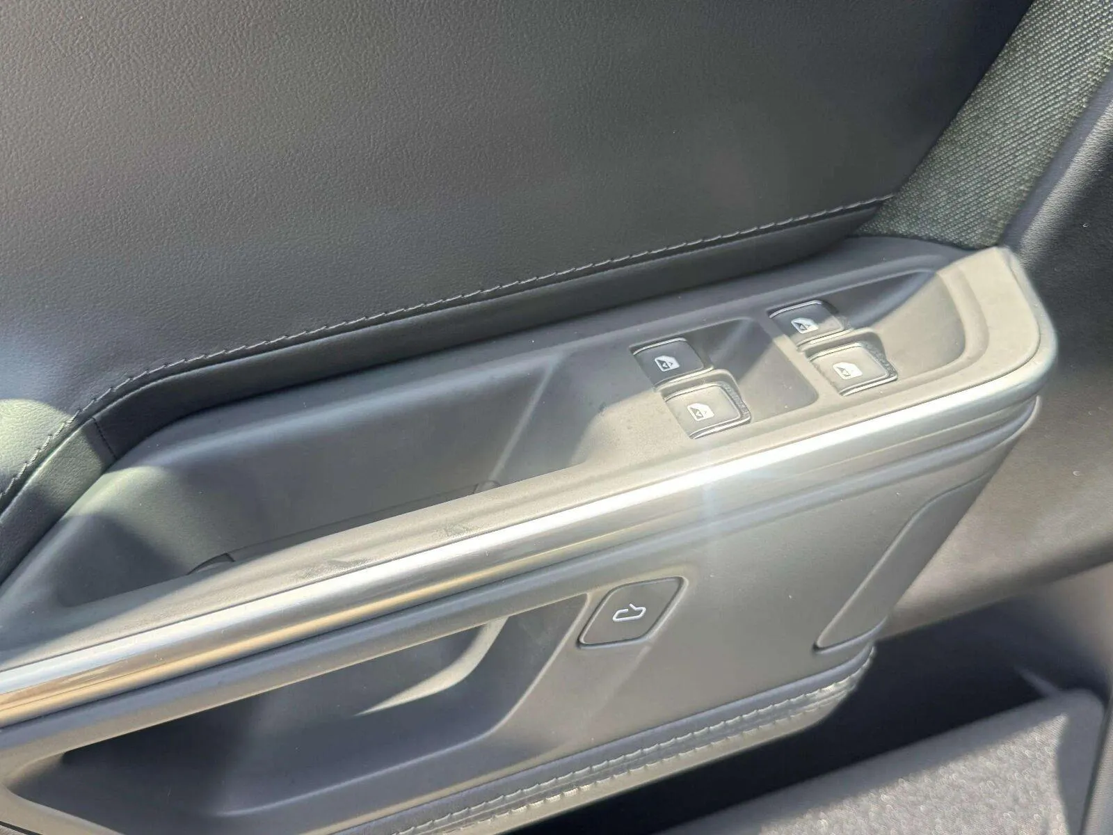Rivian R1S photo 20