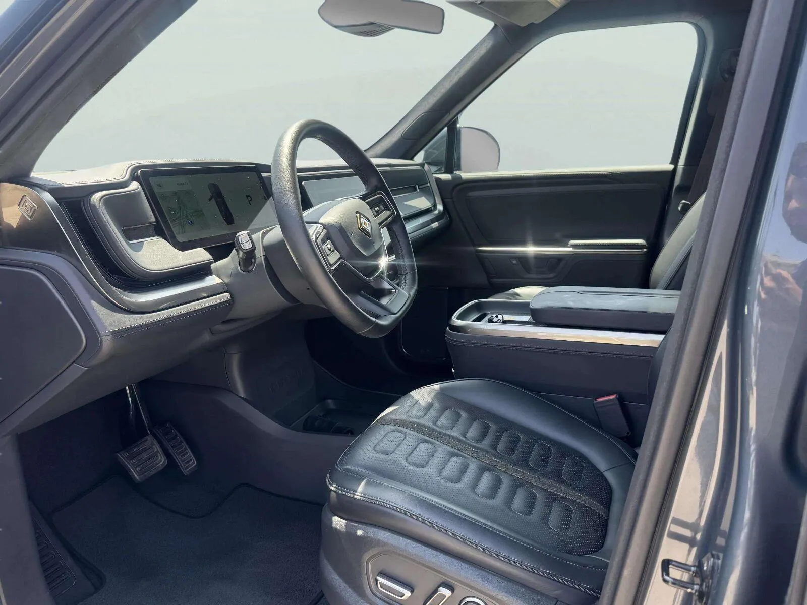 Rivian R1S photo 22