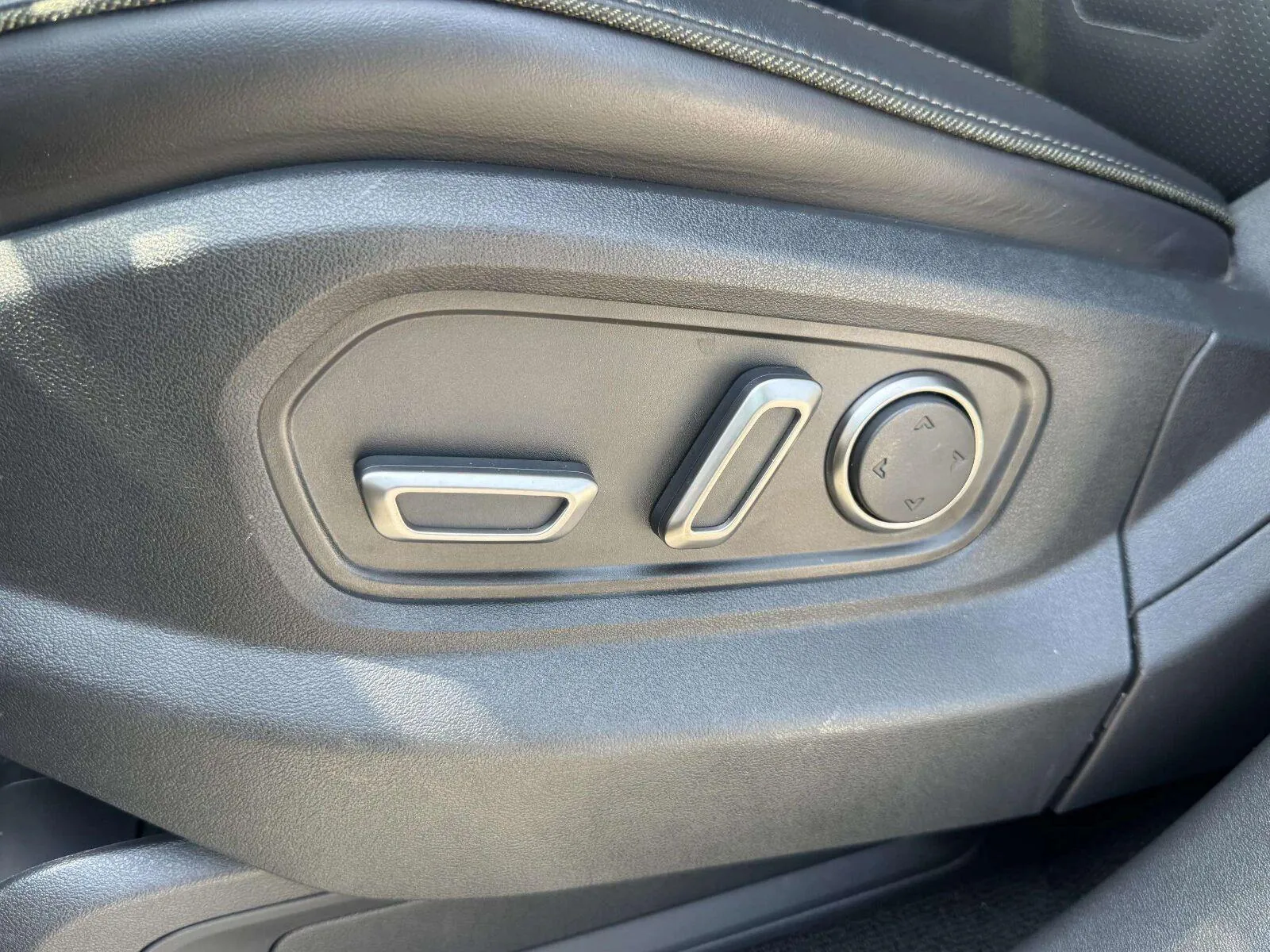 Rivian R1S photo 23