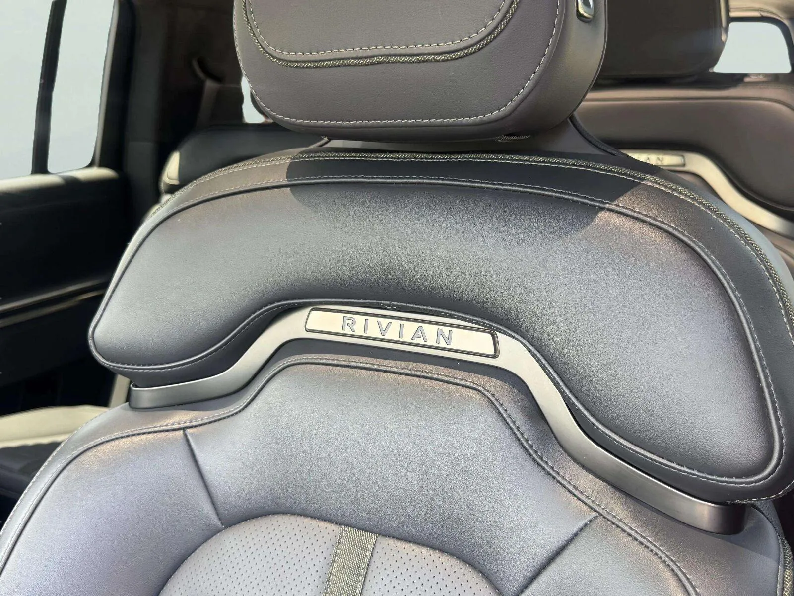 Rivian R1S photo 24