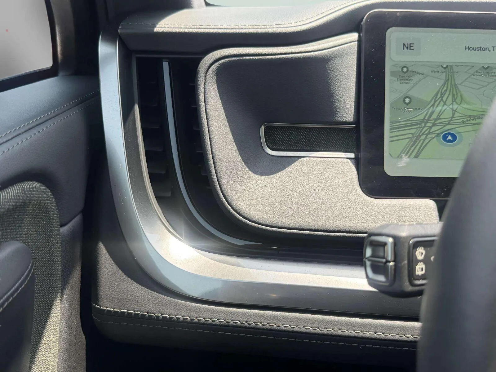 Rivian R1S photo 25
