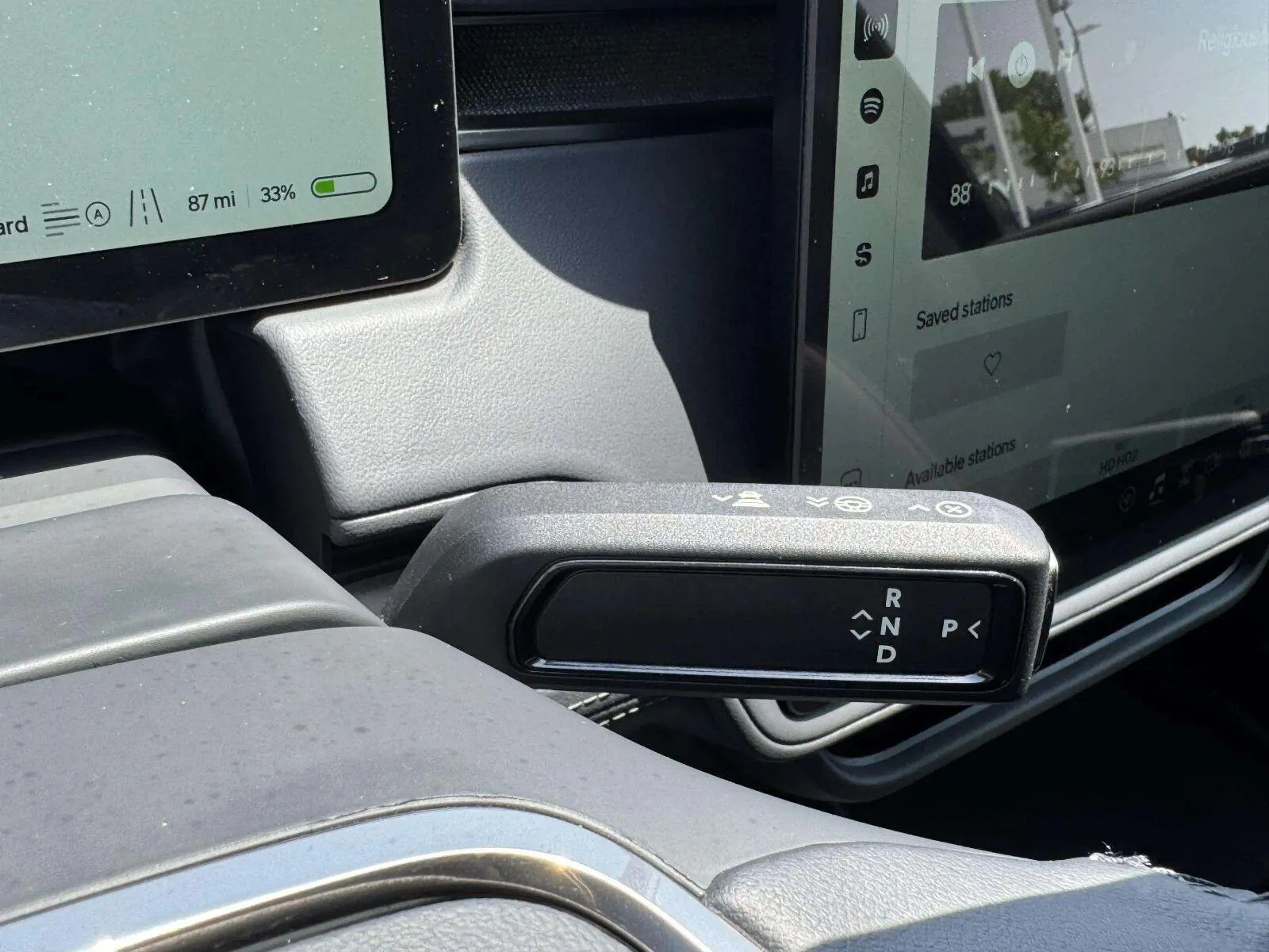 Rivian R1S photo 28