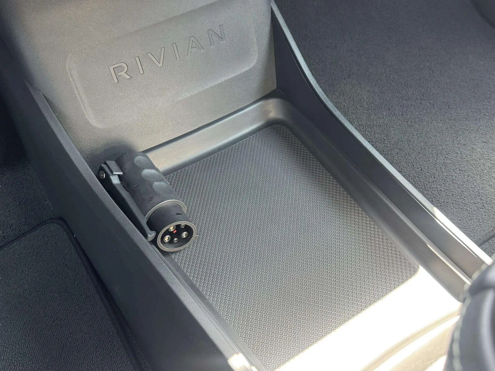 Rivian R1S photo 36