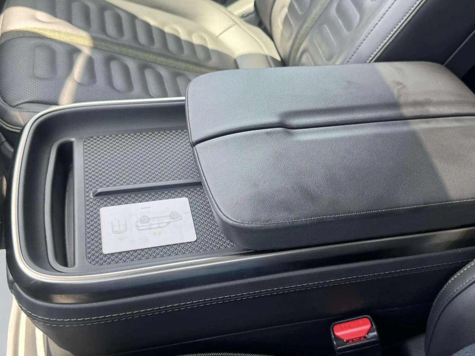 Rivian R1S photo 37