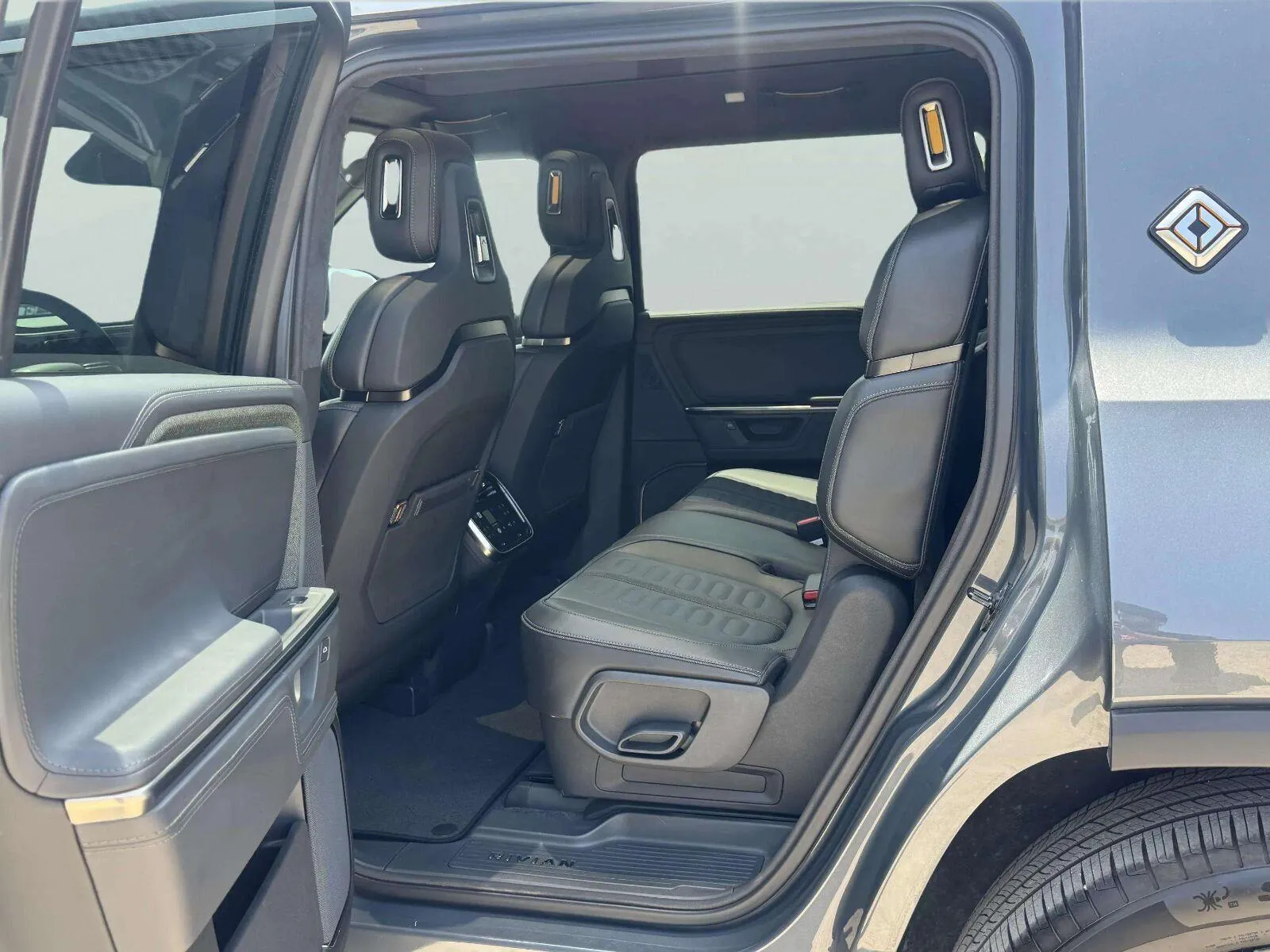 Rivian R1S photo 38