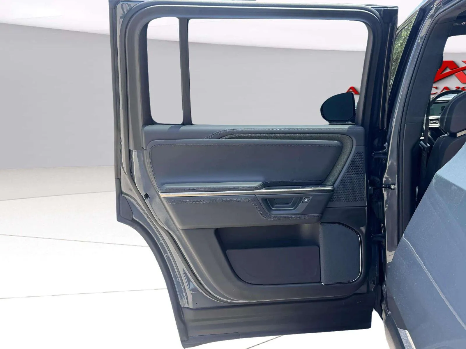 Rivian R1S photo 39