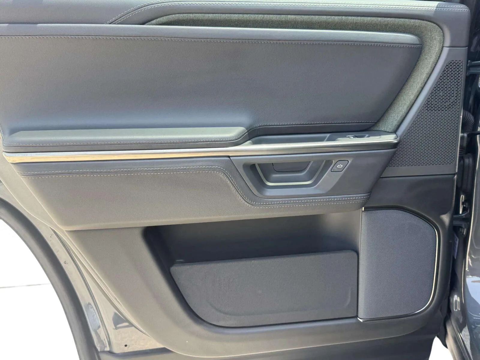 Rivian R1S photo 40